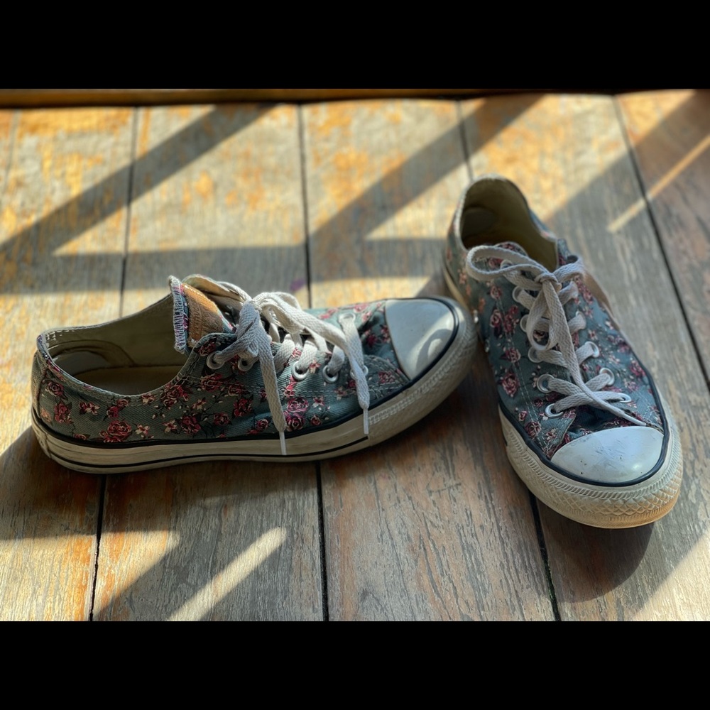 ✨CONVERSE✨ Beautiful maroon roses! womans 9